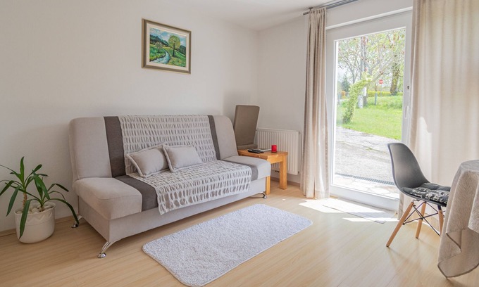 Lipovaca Dreznicka Apartment | Inviting Studio Flat with Terrace in Plitvice - 10/10 Rated