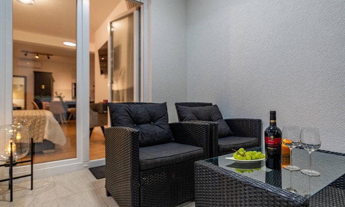 Grabovac Apartment | Inviting Studio Flat with Terrace Near Plitvice Lakes
