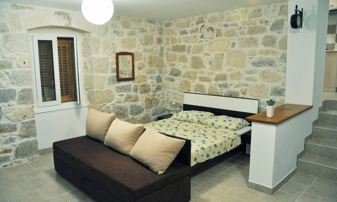 Veli Rat Apartment | Lovely Studio Flat with Terrace in Veli Rat, Dugi Otok