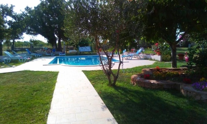 Gradina Apartment | Cozy Studio Flat with Terrace in Lozovac, Krka