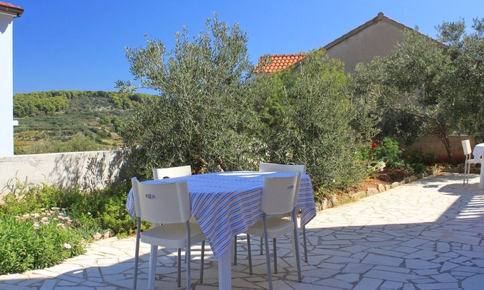Lumbarda Apartment | Charming Studio Flat with Terrace in Lumbarda, Korčula