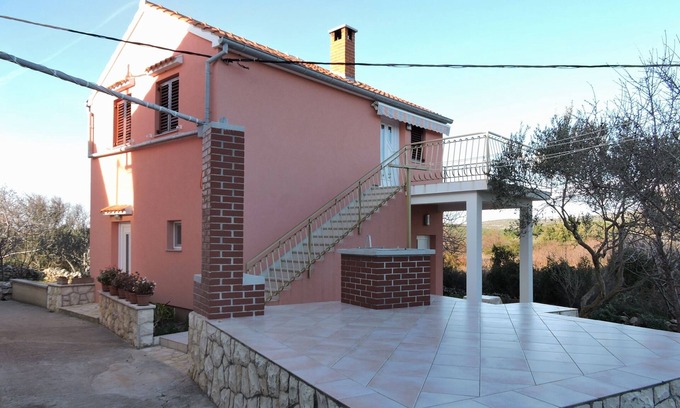 Veli Rat Apartment | Cozy Studio Flat with Terrace and Ocean View in Veli Rat
