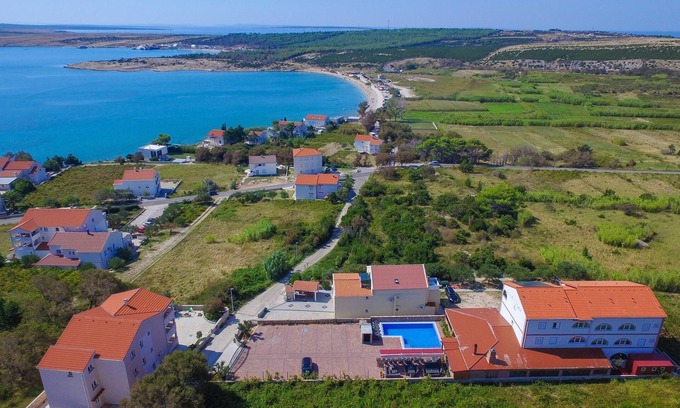 Caska Apartment | Seaside Studio with Terrace and Ocean Views in Caska, Pag