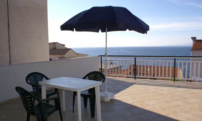 Milna Apartment | Beautiful Studio Flat with Terrace and Ocean View in Milna
