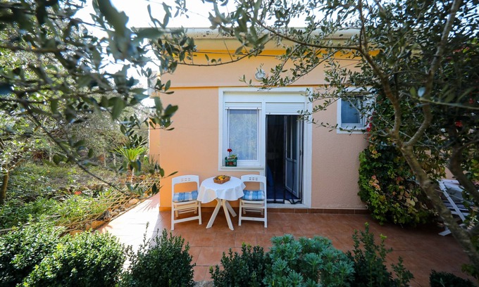 Brbinj Apartment | Cozy Studio Flat with Terrace in Brbinj, Dugi Otok