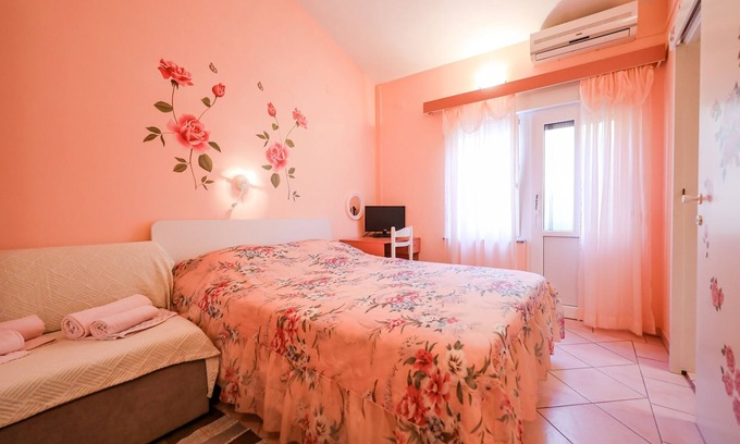 Brbinj Apartment | Cozy Studio Flat with Terrace in Brbinj, Dugi otok