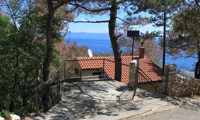 Brsec Apartment | Cozy Studio Flat with Terrace and Ocean View in Brseč