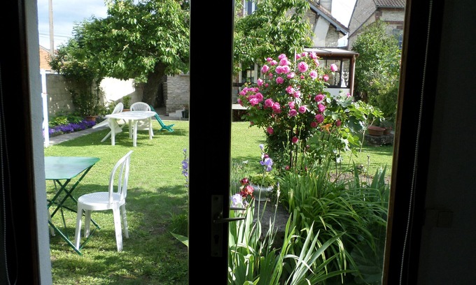 Crepy-en-Valois Apartment | Relax at Studio Fleuri with Spa and Hot Tub Amenities