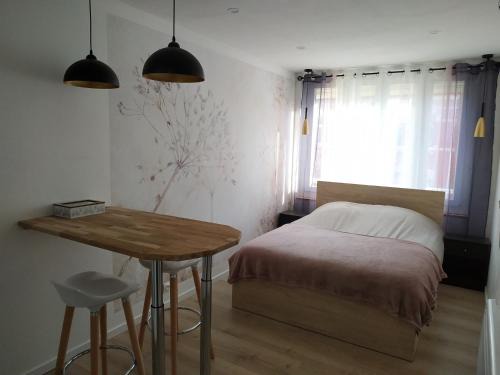 Arras Apartment | Pet-Friendly Studio Flore: 9.1/10, Steps from the Center
