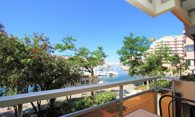Le Port Apartment | Pet-Friendly Studio for 4 with Gorgeous Marina View