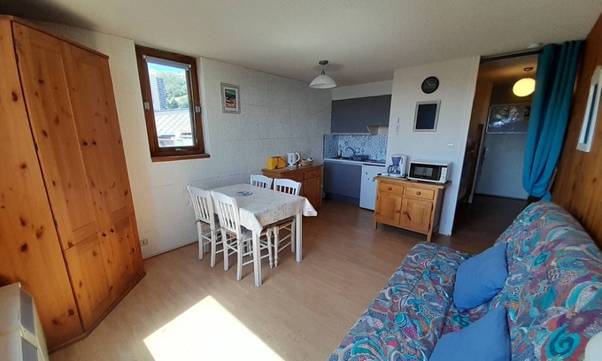 Besse-et-Saint-Anastaise Apartment | Cozy Studio Cabin Steps from the Slopes with Ocean Views