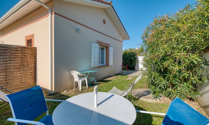 La Salvetat-Saint-Gilles Apartment | Studio 'Gîte Le Colibri' with Private Terrace, Private Garden and Wi-Fi