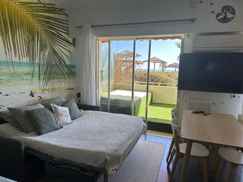 Villeneuve Loubet Beach Apartment | Enchanting Baie-Des-Anges Studio with Oceanfront Views