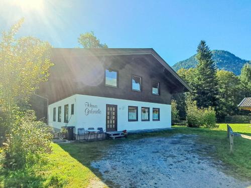 Sankt Martin bei Lofer Apartment | Child-Friendly Retreat at Studio Gabriele by Interhome