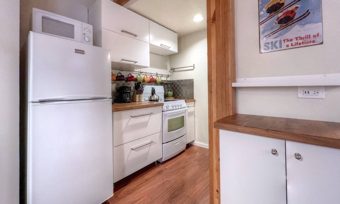 Crested Butte Condo | Cozy Studio Getaway Steps from the Slopes with Breakfast