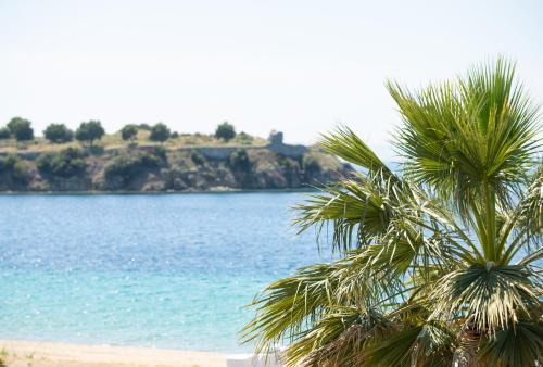 Toroni Apartment | Oceanfront Studio Giannis - Family Friendly Getaway