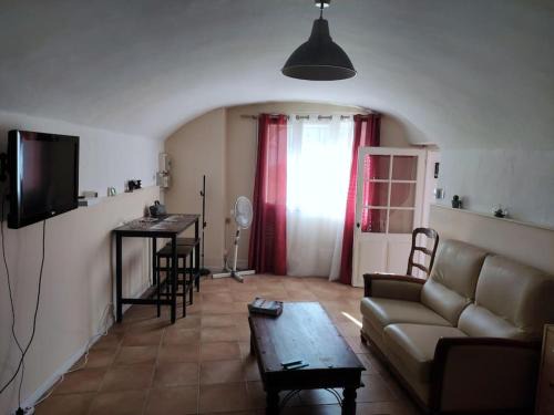 Mondragon Apartment | Guest Rated: Studio Gite Mondragon in Vaucluse Awaits
