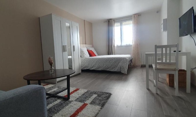 Houilles Apartment | Elegant Studio Grand Confort in Houilles - Rated 8.9/10