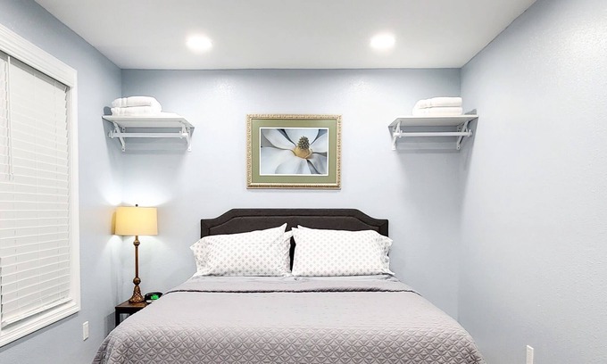 East Lake Morton Apartment | Exceptional Studio "Grande" - Child Friendly with Kitchen