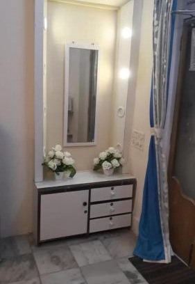 Khar Apartment | Inviting Khar Studio: Family-Friendly Ground Floor Retreat