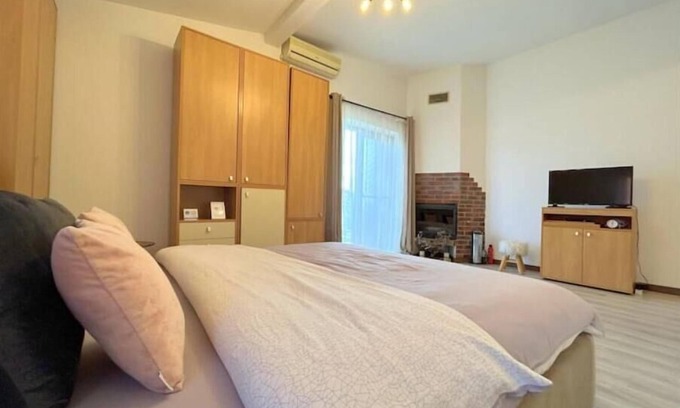 Calea Sever Bocu Apartment | Family-Friendly Retreat at Studio HC for Unforgettable Stays