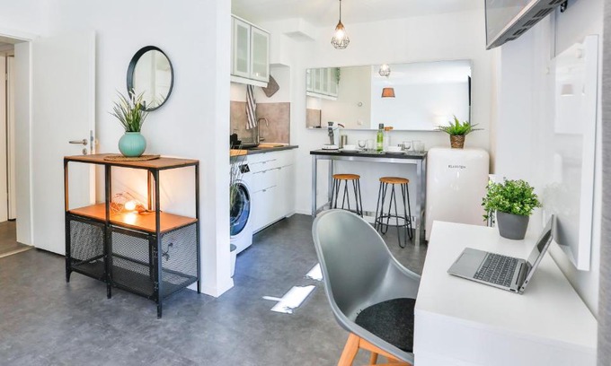 Karlsruhe City Centre Apartment | Tranquil Studio HIRSCH56 with Terrace & Netflix – 9.1/10