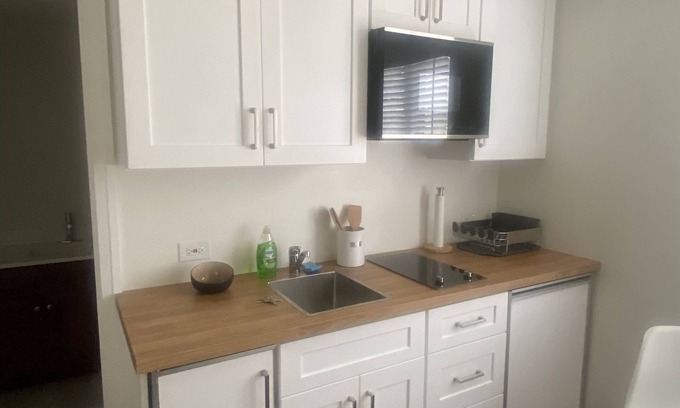 Granada Cottage | Inviting Studio House Near Siesta Key Beach and Downtown