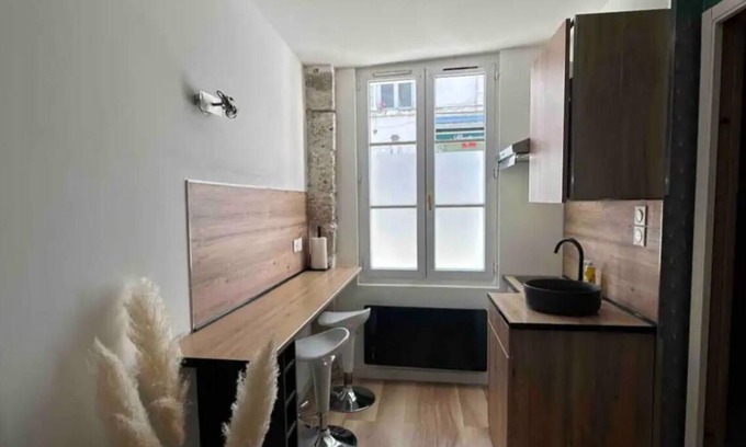Bourgogne Apartment | Prime Location Studio near Loire and Cathedral, Rated 10/10