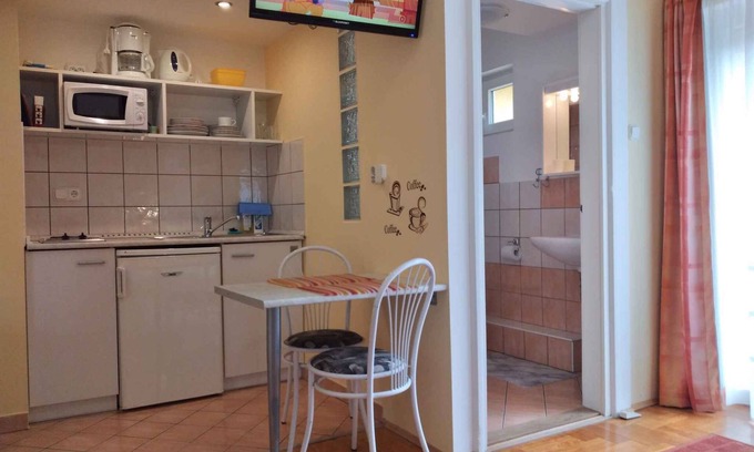Heviz Apartment | Tranquil Holiday Apartment with Internet and Family Amenities