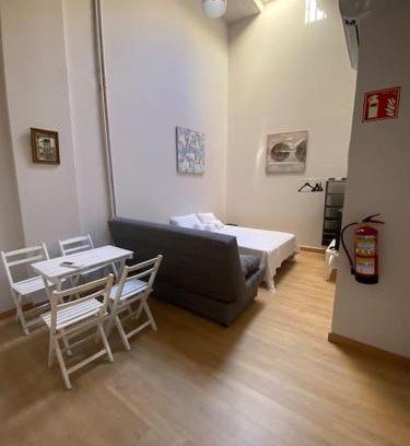 Guindalera Apartment | Cozy Studio in Vibrant Barrio Salamanca, Child-Friendly Stay