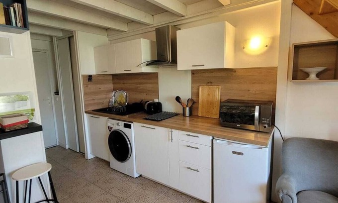 Saint-Pee-sur-Nivelle Apartment | Welcoming Studio in Town Center, St Pée sur Nivelle