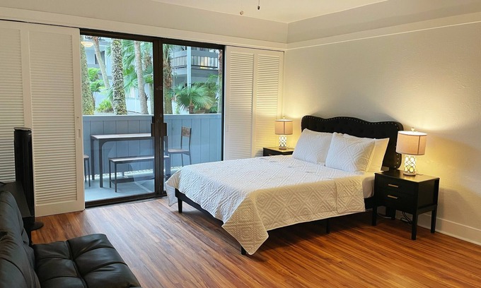 Hilo Condo | Idyllic Studio in Hilo Center with Pool & Lake Views