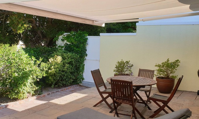 Constantia Ski Chalet | Cozy Studio with Charming Terrace and Ocean View