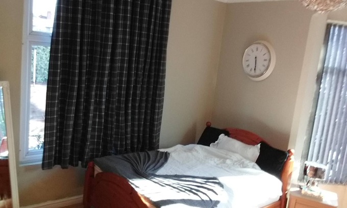 Headingley Apartment | Cozy 1-Bed Studio in Leeds with Kitchen & Breakfast