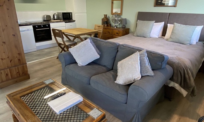 East Budleigh Apartment | Idyllic Countryside Studio with Hot Tub near the Beach