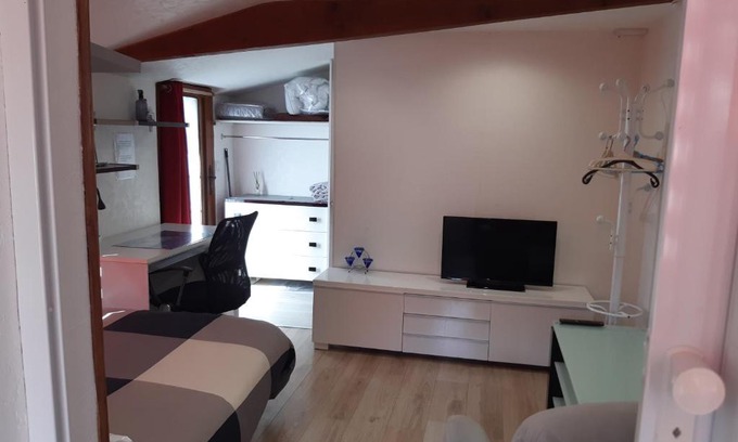 Saint-Illiers-la-Ville Apartment | Independent Studio: Pet-Friendly & Ideal for Families