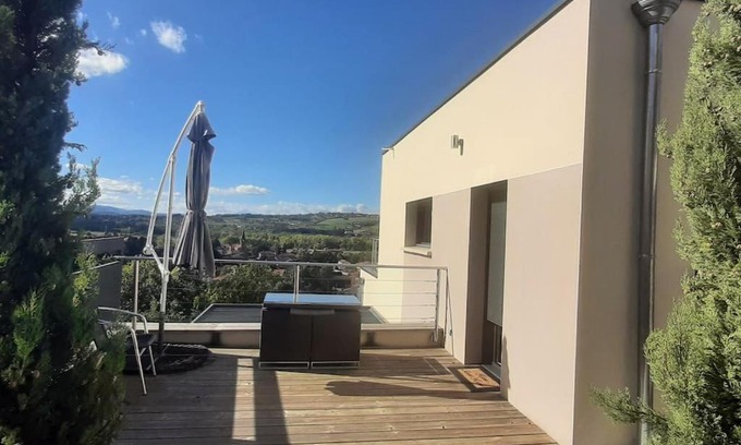 Civrieux-d'Azergues Apartment | Independently Yours: Oceanfront Studio with Breathtaking Views
