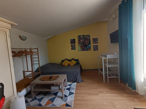 Caucalieres Apartment | Peaceful Independent Studio with Private Parking Awaits