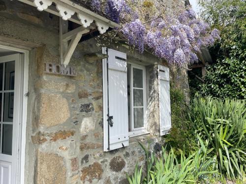Le Lorey Apartment | Cozy Studio with Private Garden, Rated 8.9/10 by Guests