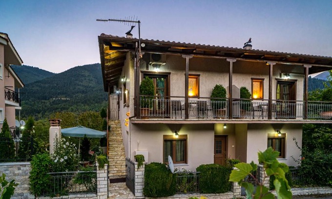 Mikro Chorio Apartment | Explore Studio Iviscos: Family-Friendly with Breakfast Included