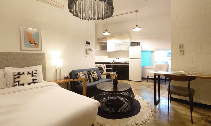 Daehangno Apartment | Cozy Stay Studio: Prime Location with Kitchen & Breakfast