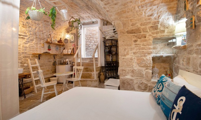 Giovinazzo House | Studio 'La Cantina' with Wi-Fi and Air Conditioning