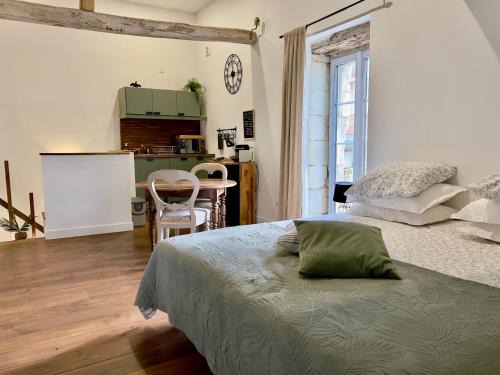 Fontevraud-l'Abbaye Apartment | Pet-Friendly Studio la Grange with Complimentary Breakfast