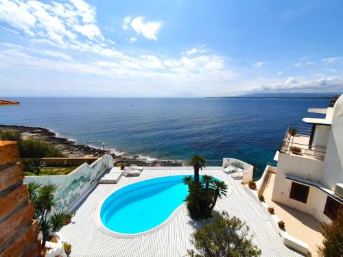 Plemmirio Apartment | Oceanfront Studio La Rosa-5 with Pool and Pet-Friendly Perks