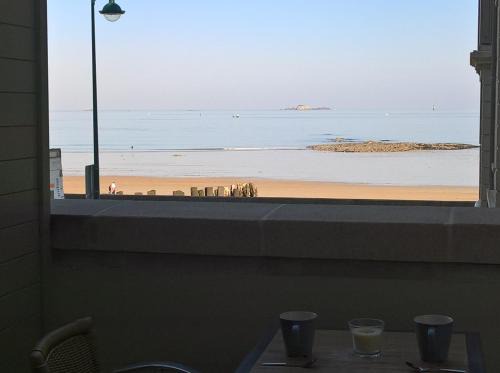 Courtoisville-Sillon-Moka Apartment | Oceanfront Studio Le Sillon Malouin with Scenic Views