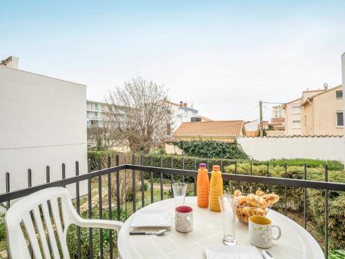 La Jetee Apartment | Oceanview Retreat at Studio Les Amandiers by Interhome