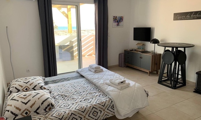Bravone Apartment | Oceanfront Studio les Pieds Dans L'eau with Pool & Breakfast