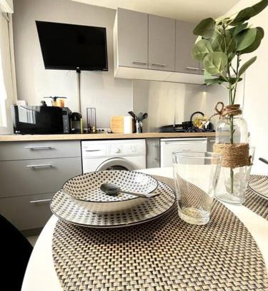 Romans-sur-Isere Apartment | Inviting Studio Lumière du Centre with Parking in Romans