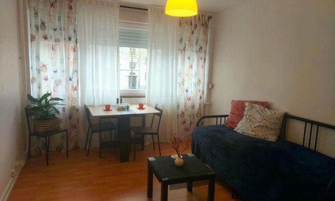 Orangerie Apartment | Bright Studio Retreat - Child-Friendly & Guest Rated 8.6