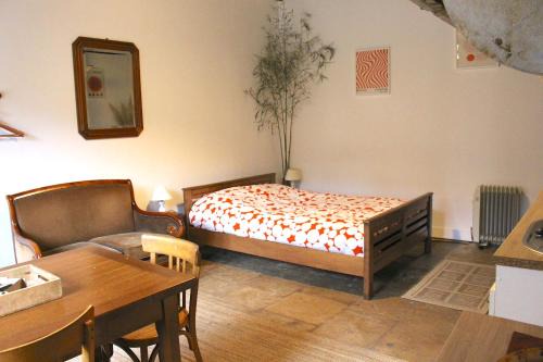Gray Apartment | Family-Friendly Getaway at Studio Mésange - Rated 7.5/10